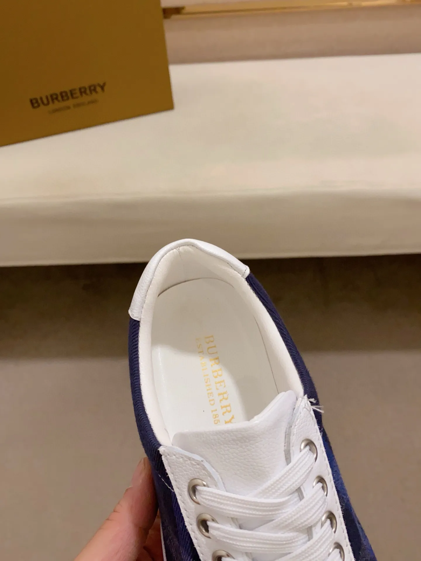 Men's shoes 💰: 400💰🥳◾️▫️The new Burberry men's classic low-top sneakers are reinterpreted with Vintage retro plaid cotton material and calfskin, decorated with a new brand logo. First-layer sheepskin lining, embossed Burberry logo on the heel, and original TPU outsole! Code number: 38-44. Can be customized45